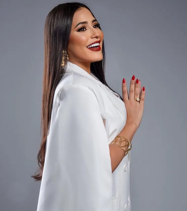 Grazi Ribas sorrindo, de blazer branco